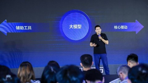 别再让它“干聊”了！你需要的不是聊天机器人，而是能动手的“智能代理”